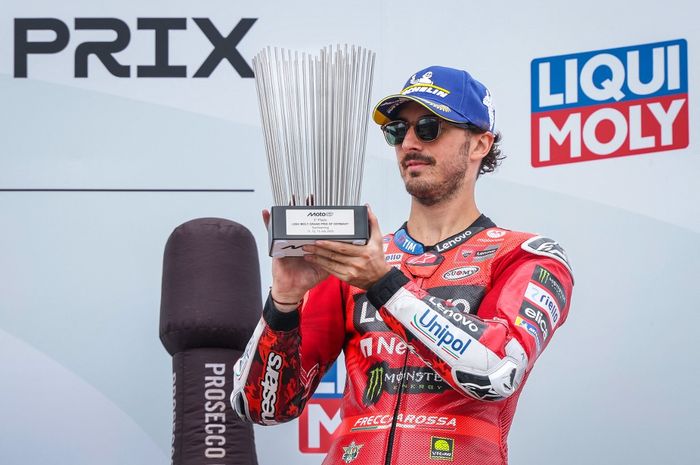 Francesco Bagnaia (Ducati) di podium ketiga MotoGP Jerman 2025 di Sachsenring, Minggu (13/7/2025).