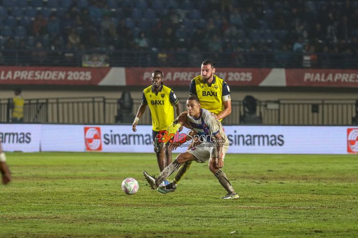 Suasana laga final Piala Presiden 2025 antara Oxford United versus Port FC di Stadion Si Jalak Harupat, Bandung, Jawa Barat, Minggu (13/7/2025).