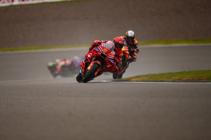Pembalap Ducati Lenovo, Marc Marquez, melesat di aspal basah Sachsenring pada Sprint MotoGP Jerman 2025
