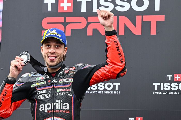Pembalap Aprilia Racing, Marco Bezzecchi, merayakan hasil posisi kedua pada Sprint MotoGP Jerman di Sachsenring, Saxony, Jerman, 12 Juli 2025.