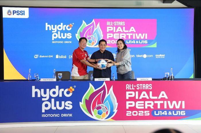 President Director Djarum Foundation Victor R. Hartono (kiri), Ketua Umum PSSI Erick Thohir (tengah) dan Wakil Menteri (Wamen) Pemberdayaan Perempuan dan Anak (PPPA) Veronica Tan dalam interview season HYDROPLUS Piala Pertiwi U14 &amp; U15 2025 All Stars di Supersoccer Arena, Sabtu (12/7/2025).