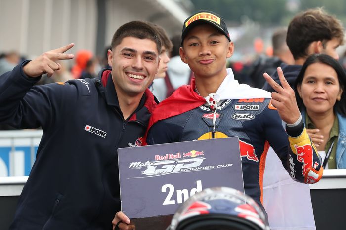 Pembalap Indonesia, Kiandra Ramadhipa, meraih runner-up pada balapan pertama Red Bull Rookies Cup 2025 seri kelima di Sachsenring, Saxony, Jerman, Sabtu (12/7/2025).
