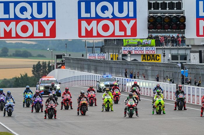 Suasana jelang start balapan Sprint MotoGP Jerman di Sachsenring, Saxony, Jerman, 12 Juli 2025.
