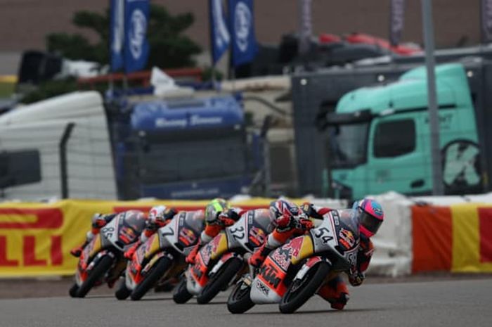 Pembalap Indonesia, Veda Ega Pratama, pada balapan pertama Red Bull Rookies Cup 2025 seri kelima di Sachsenring, Saxony, Jerman, Sabtu (12/7/2025).