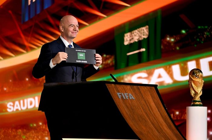 Presiden FIFA Gianni Infantino mengumumkan Arab Saudi sebagai tuan rumah Piala Dunia 2034 dalam Kongres Luar Biasa FIFA di kantor pusatnya di Zurich, Swiss, 11 Desember 2024. Arab Saudi disebut mendapat hadiah spesial karena tak ada negara lain yang menyainginya menjadi tuan rumah.