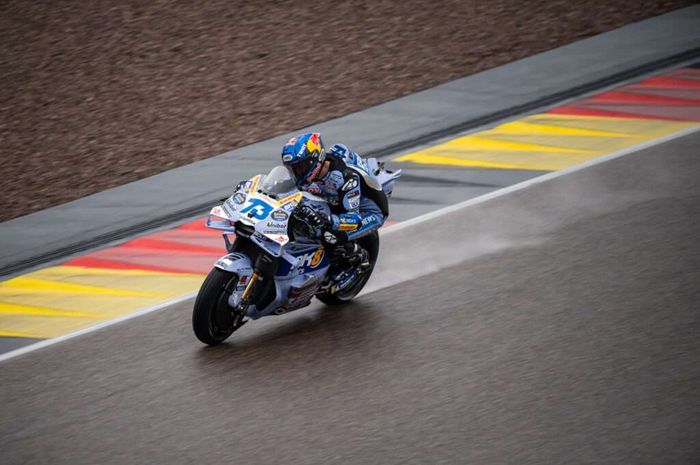 Pembalap Gresini Racing, Alex Marquez, ketika melesat di aspal basal dalam Sprint MotoGP Jerman 2025 di Saxony, Sachsenring, Sabtu (12/7/2025)