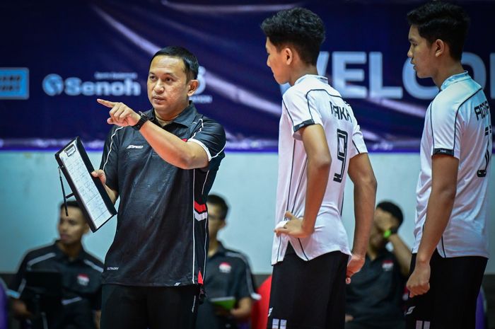 Pelatih Indra Wahyudi saat memberikan Instruksi kepada para pemain dalam laga Indonesia vs Kazakhstan di Kejuaraan Voli Asia U-16 2025