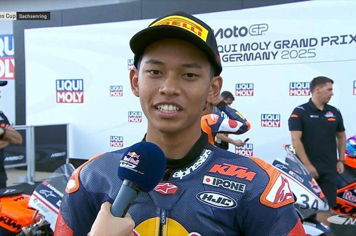Pembalap Indonesia, Veda Ega Pratama, saat diwawancarai di Parc-Ferme usai memenangkan Race 2 Red Bull Rookies Cup 2025 di Sachsenring, Jerman, Minggu (13/7/2025)
