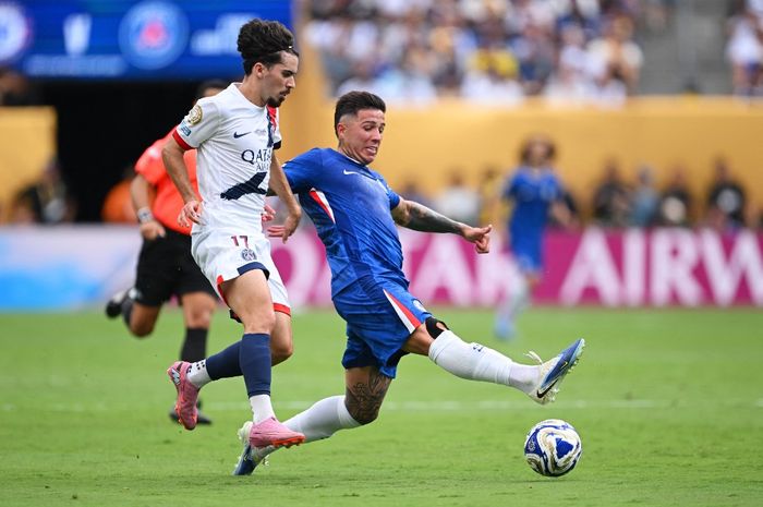 Duel antara Vitinha (PSG/kiri) dengan Enzo Fernandez (Chelsea) dalam laga final Piala Dunia Klub 2025, Minggu (13/7/2025) di MetLife Stadium, East Rutherford.