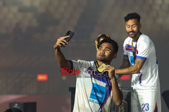 Pemain Port FC asal Indonesia, Asnawi Mangkualam Bahar (kiri), sedang berfoto bersama medali juara satu Piala Presiden 2025 di Stadion Si Jalak Harupat, Bandung, Jawa Barat, Minggu (13/7/2025).