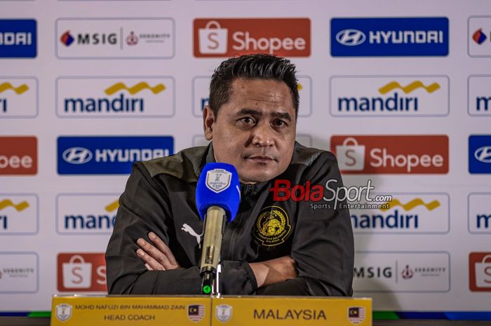Pelatih Timnas U-23 Malaysia, Mohd Nafuzi Bin Muhammad Zain, sedang memberikan keterangan kepada awak media di Media Center Stadion Utama Gelora Bung Karno, Senayan, Jakarta, Senin (14/7/2025).