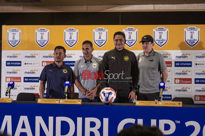 (Dari kiri ke kanan) Aminuddin Jumat (Pelatih Timnas U-23 Brunei Darussalam), Gerald Vanenburg (Pelatih Timnas U-23 Indonesia), Mohd Nafuzi Bin Muhammad Zain (Pelatih Timnas U-23 Malaysia), dan Garrath James McPherson (Pelatih Timnas U-23 Filipina) sedang foto bersama jelang Piala AFF U-23 2025.