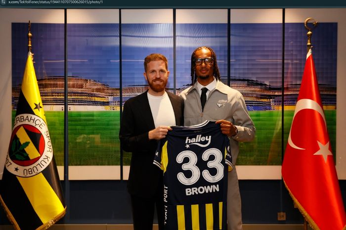 Bek AA Gent, Archie Brown, semula diincar oleh AC Milan dan diplot sebagai suksesor Theo Hernandez, tetapi justru memilih bergabung dengan raksasa Turkiye, Fenerbahce.