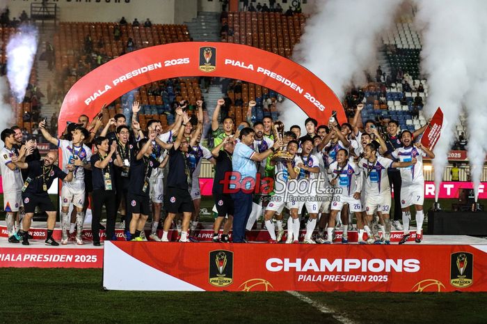 Port FC sedang merayakan trofi Piala Presiden 2025 di Stadion Si Jalak Harupat, Bandung, Jawa Barat, Minggu (13/7/2025).