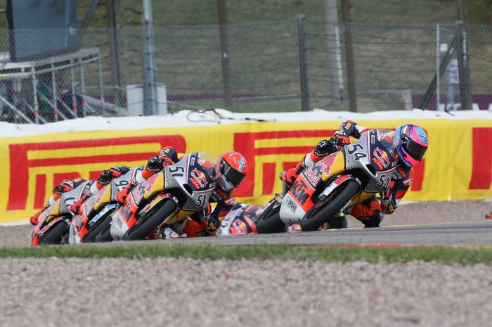 Pembalap Indonesia, Veda Ega Pratama, memimpin persaingan pada balapan kedua seri Red Bull Rookies Cup 2025 di Sachsenring, Saxony, Jerman, 13 Juli 2025.