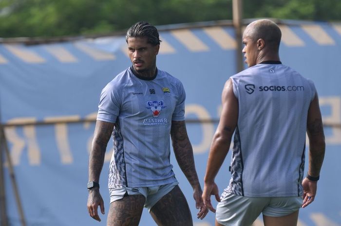 Pemain Persib Bandung Ramon Tanque (kiri) diragukan bisa bermain dalam laga perdana Super League 2025/2026 melawan Semen Padang.
