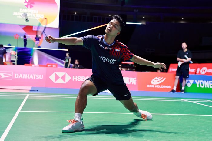 Pebulu tangkis tunggal putra Indonesia, Anthony Sinisuka Ginting, menjajal arena pertandingan Japan Open 2025 di Tokyo Metropolitan Gymnasium pada sesi latihan resmi hari Senin (14/7/2025)