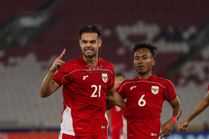 Jens Raven sedang melakukan selebrasi seusai mencetak gol dalam laga babak penyisihan Grup A Piala AFF U-23 2025 antara Timnas U-23 Indonesia versus Timnas U-23 Brunei Darussalam di Stadion Utama Gelora Bung Karno, Senayan, Jakarta, Selasa (15/7/2025).