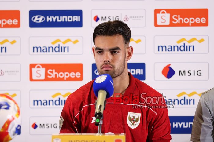 Penyerang Timnas U-23 Indonesia, Jens Raven, terpaksa bermain meski kram karena jatah pergantian sudah habis. 
