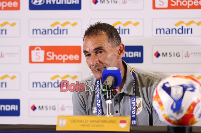 Pelatih Timnas U-23 Indonesia, Gerald Vanenburg, sedang memberikan keterangan kepada awak media di Media Center Stadion Utama Gelora Bung Karno, Senayan, Jakarta, Selasa (15/7/2025).
