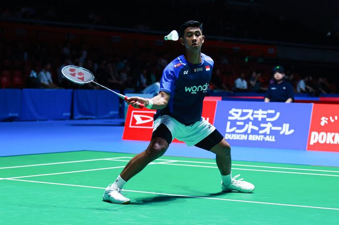 Aksi tunggal putra Indonesia, Alwi Farhan, saat tampil pada babak pertama Japan Open 2025 di Tokyo, Jepang, 15 Juli 2025. Alwi sukses mengalahkan finalis All England.