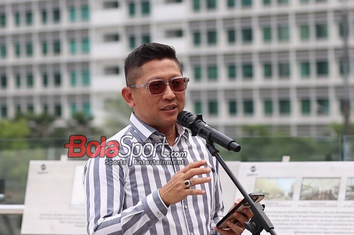 Direktur Persija Jakarta, Mohamad Prapanca, sedang memberikan keterangan kepada awak media di Halte Bunderan HI, Jakarta Pusat, Selasa (15/7/2025).