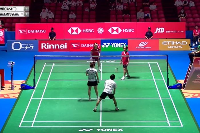 Ganda campuran Jepang, Yuta Watanabe/Hina Osawa (jersey putih) pada babak pertama Japan Open 2025 di Tokyo Metropolitan Gymnasium, Tokyo, Jepang, Selasa (15/7/2025).