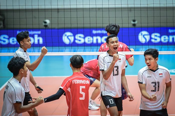 Selebrasi para pemain Indonesia saat meraih angka menghadapi Hong Kong pada penyisihan Kejuaraan Voli Asia U-16 2025