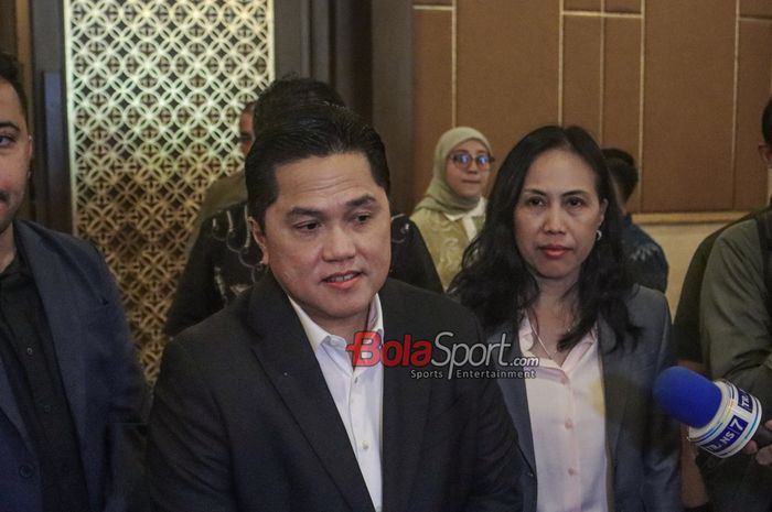 Ketua Umum PSSI, Erick Thohir (kiri), sedang memberikan keterangan kepada awak media di Ballromm Hotel Sultan, Senayan, Jakarta, Rabu (16/7/2025).