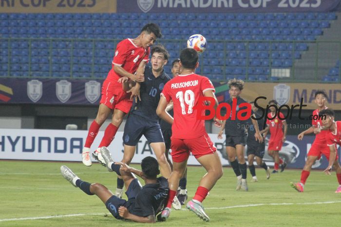 Suasana pertandingan antara Kamboja U-23 melawan Laos U-23 dalam babak penyisihan grup di Stadion Patriot Chandrabhaga, Kota Bekasi, Rabu(16/7/2025) malam. 
