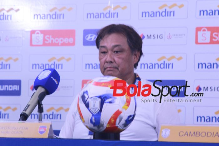 Pelatih Kamboja U-23 Koji Gyotoku saat konferensi pers di Stadion Patriot Chandrabhaga, Kota Bekasi, Rabu (16/7/2025). 