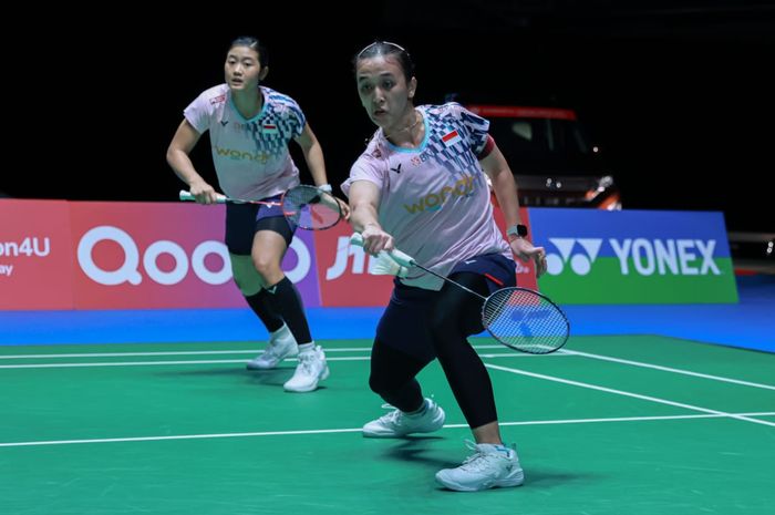 Sarkma kokrak bilan porno Uzun boyli va nozik qizlar bilan porno