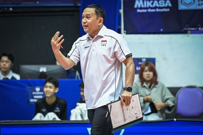 Pelatih timnas voli junior Indonesia, Indra Wahyudi, saat mendampingi anak didiknya pada laga melawan Pakistan di babak delapan besar Kejuaraan Asia Voli U-16 2025 di Nakhon Pathom, Thailand, 16 Juli 2025.