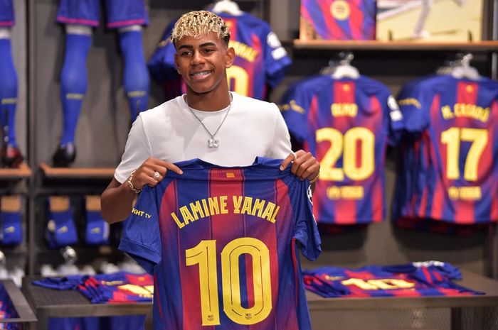 Lamine Yamal resmi menjadi penerus nomor sakral 10 peninggalan Lionel Messi di Barcelona lewat presentasi di Camp Nou, Rabu (16/7/2025).