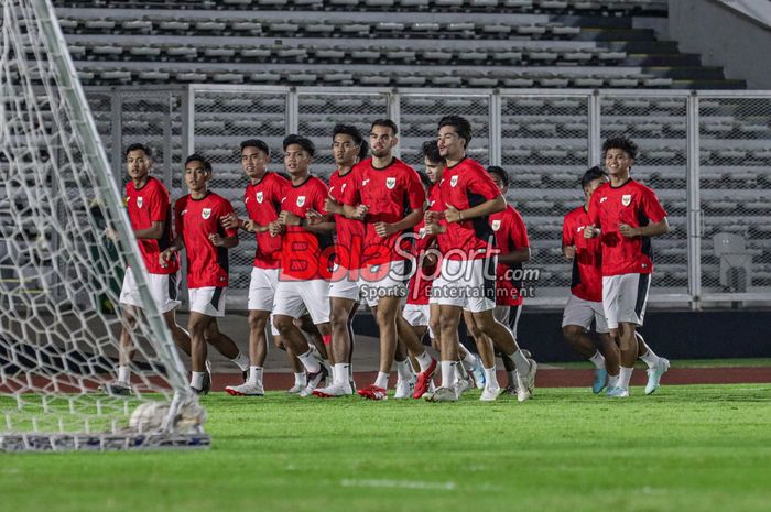 Para pemain Timnas U-23 Indonesia berlatih menghadapi ASEAN Cup U-23 2025. Nasib Indonesia akan ditentukan dalam laga terakhir melawan Malaysia.