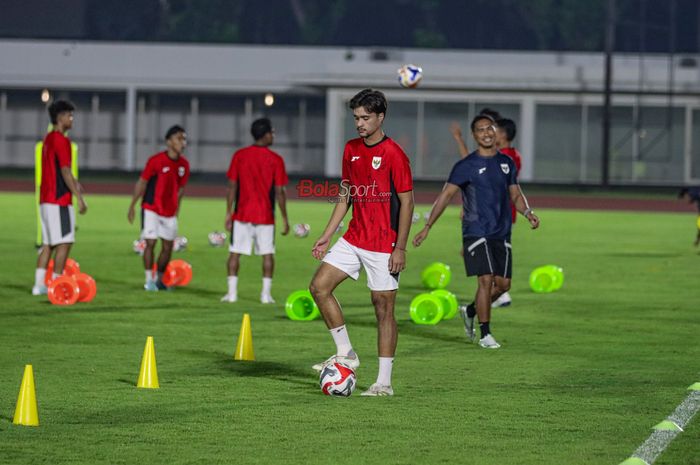 Brandon Scheunemann (tengah) sedang berlatih bersama Timnas U-23 Indonesia di Stadion Madya, Senayan, Jakarta, Kamis (17/7/2025).