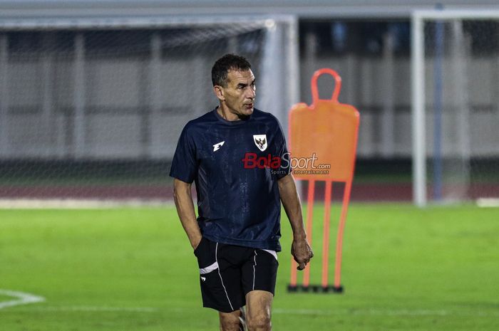 Pelatih Timnas U-23 Indonesia, Gerald Vanenburg, sedang memantau para pemainnya berlatih di Stadion Madya, Senayan, Jakarta, Kamis (17/7/2025).