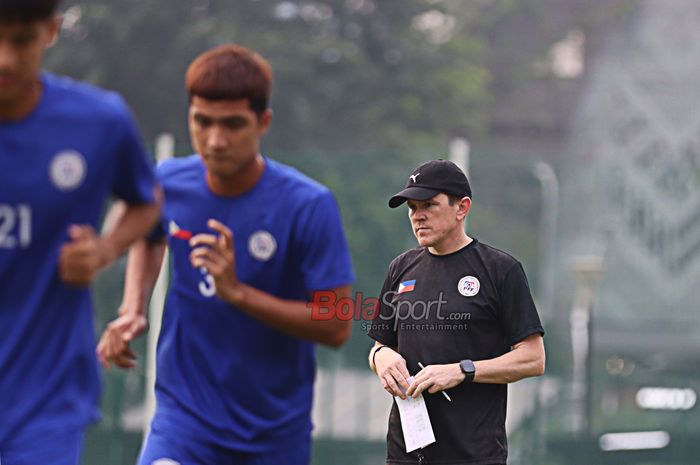 Pelatih Timnas U-23 Filipina, Garrath James McPherson, sedang memantau para pemainnya berlati di Lapangan A, Senayan, Jakarta, Kamis (17/7/2025).