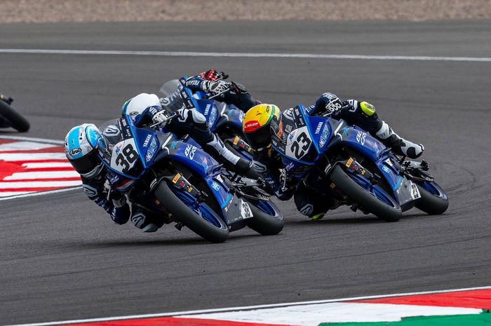 Pembalap Yamaha Racing Indonesia, Arai Agaska (nomor motor 38) saat tampil di seri 3 R3 BLU CRU World Cup 2025 di Donington Park Inggris.
