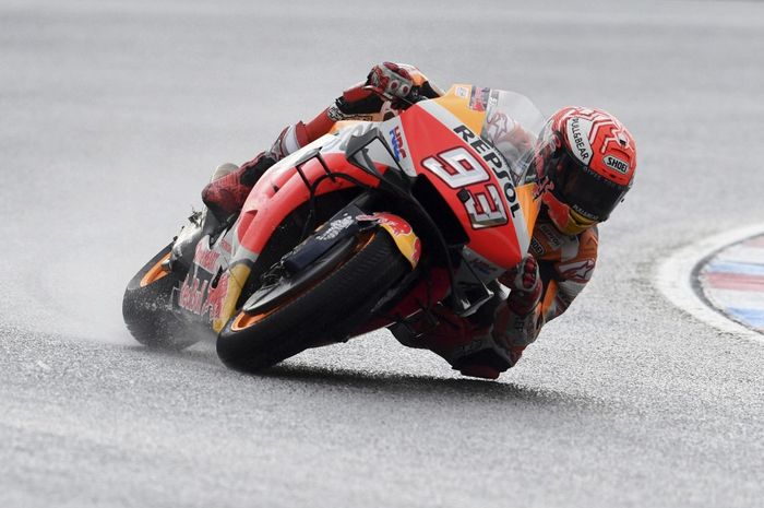 Pembalap Repsol Honda, Marc Marquez, mengendarai motor pada sesi latihan bebas keempat MotoGP Ceko di Brno, 3 Agustus 2019.