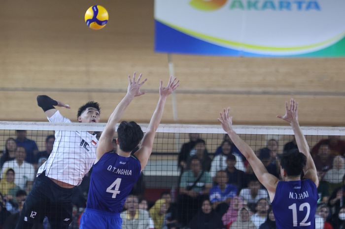 Opposite timnas voli Indonesia, Rivan Nurmulki, berusaha melakukan spike ke arah pertahanan Vietnam dalam pertandingan leg kedua SEA V League 2025 di Jakarta, 17 Juli 2025. 
