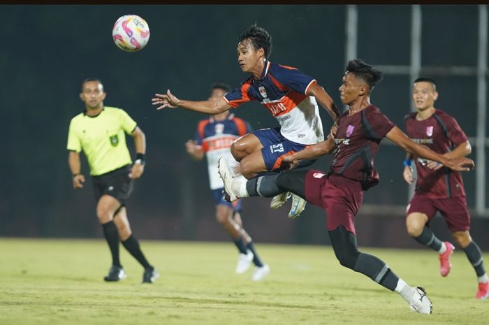 Suasana pertandingan antara Kendal Tornado FC melawan Persis Solo di Stadion UNS, Solo, Jawa Tengah, Sabtu (12/7/2025).