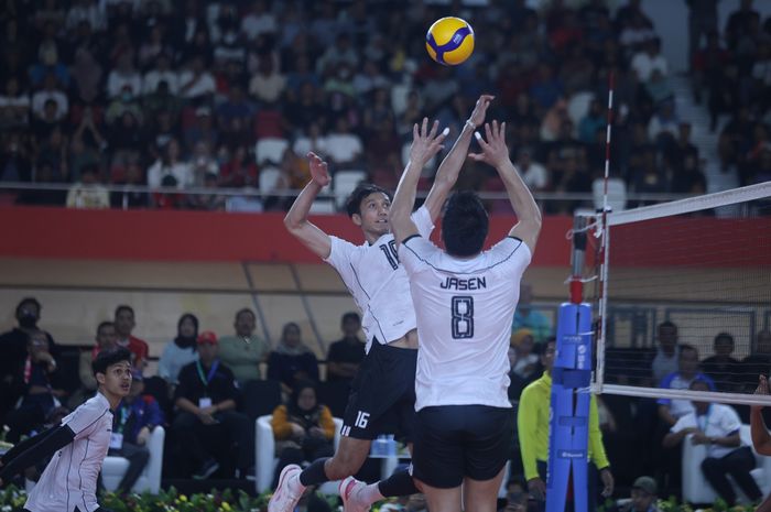 Middle blocker timnas Indonesia, Tedy Oka Syahputra, berusaha menyambut umpan setter, Jasen Nataniel Kilanta, dalam pertandingan melawan Vietnam pada leg kedua SEA V League 2025 di Jakarta, 17 Juli 2025. 