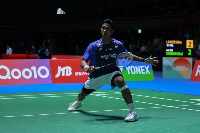 Aksi Alwi Farhan pada babak 16 besar Japan Open 2025 melawan Alex Lanier (Prancis) di Tokyo Metropolitan Gymnasium, Tokyo, Jepang, Kamis (17/7/2025).