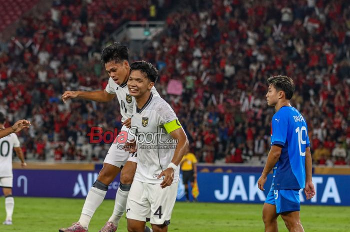 Kadek Arel (tengah) dan Rahmat Arjuna Reski (kiri) sedang melakukan selebrasi dalam laga babak penyisihan Grup A Piala AFF U-23 2025 antara Timnas U-23 Indonesia versus Timnas U-23 Filipina di Stadion Utama Gelora Bung Karno, Senayan, Jakarta, Jumat (18/7/2025).
