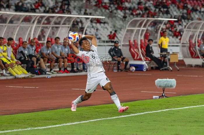 Robi Darwis sedang melakukan lemparan ke dalam dalam laga babak penyisihan Grup A Piala AFF U-23 2025 antara Timnas U-23 Indonesia versus Timnas U-23 Filipina di Stadion Utama Gelora Bung Karno, Senayan, Jakarta, Jumat (18/7/2025).