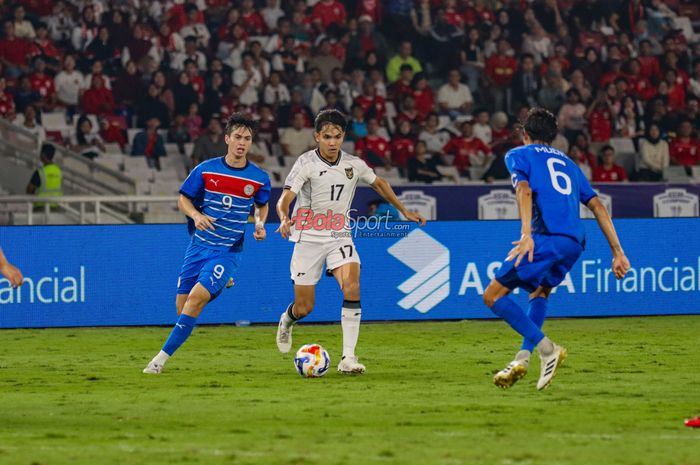 Victor Dethan (tengah) bakal menjadi starter timnas U-23 Indonesia jika pulih 100 persen dari cedera. 