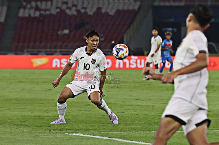 Arkhan Fikri sedang menguasai bola dalam laga babak penyisihan Grup A Piala AFF U-23 2025 antara Timnas U-23 Indonesia versus Timnas U-23 Filipina di Stadion Utama Gelora Bung Karno, Senayan, Jakarta, Jumat (18/7/2025).