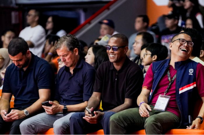 Pelatih timnas Indonesia, Patrick Kluivert, menyaksikan pertandingan final IBL 2025 antara Pelita Jaya Jakarta melawan Dewa United Banten