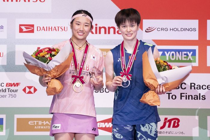An Se-young  (Korea Selatan) berpose dengan Wang Zhi Yi (China) di podium setelah menjuarai Japan Open 2025 di Tokyo Metropolitan Gymnasium, Jepang, Minggu (20/7/2025). 
